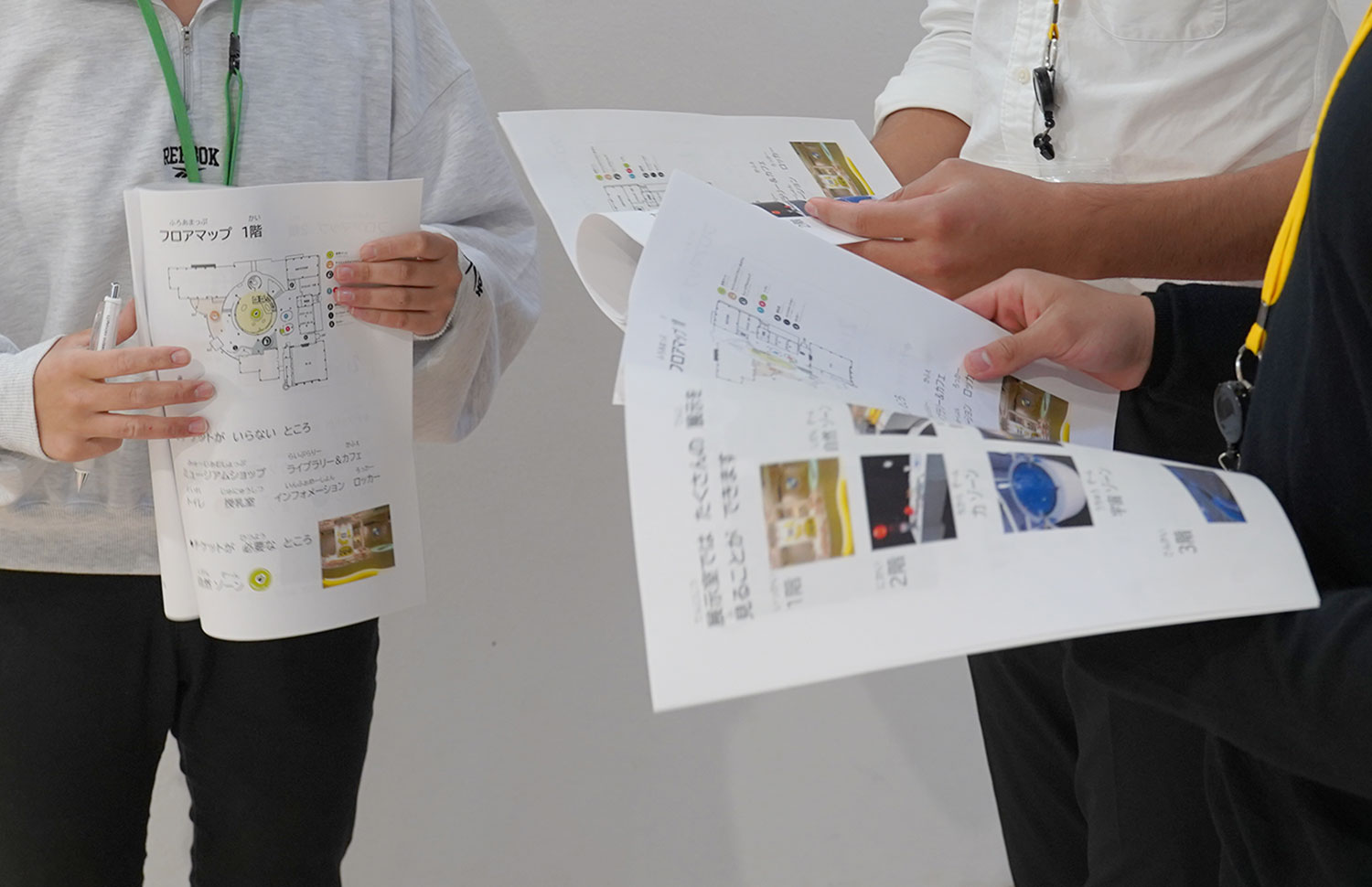 ソーシャルガイドを見ている写真