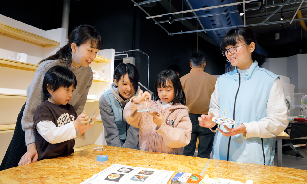 ボランティア活動:ワークショップ補助の様子