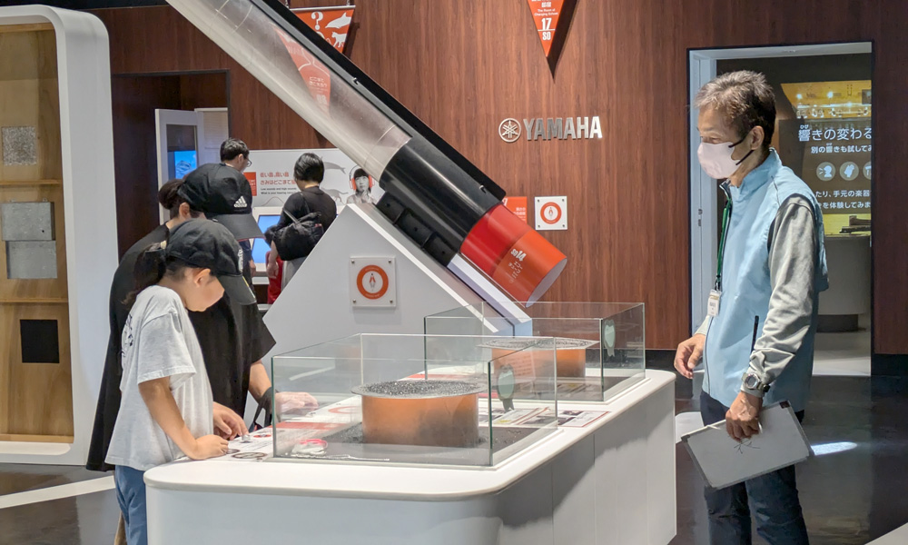 ボランティア活動:展示案内の様子