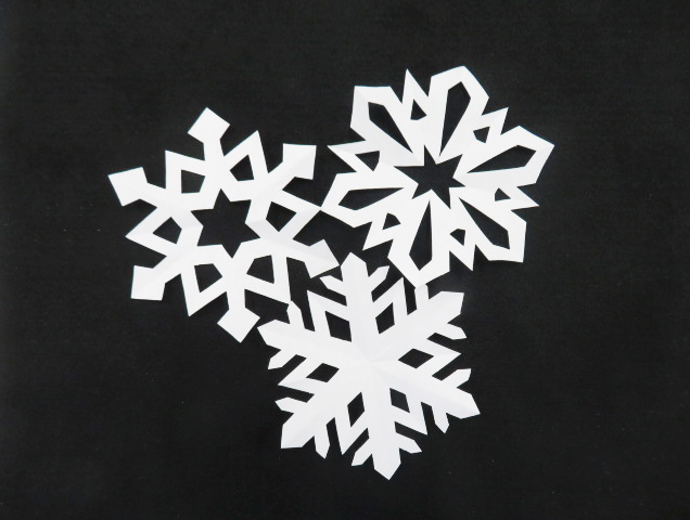 切り紙で雪の結晶づくり