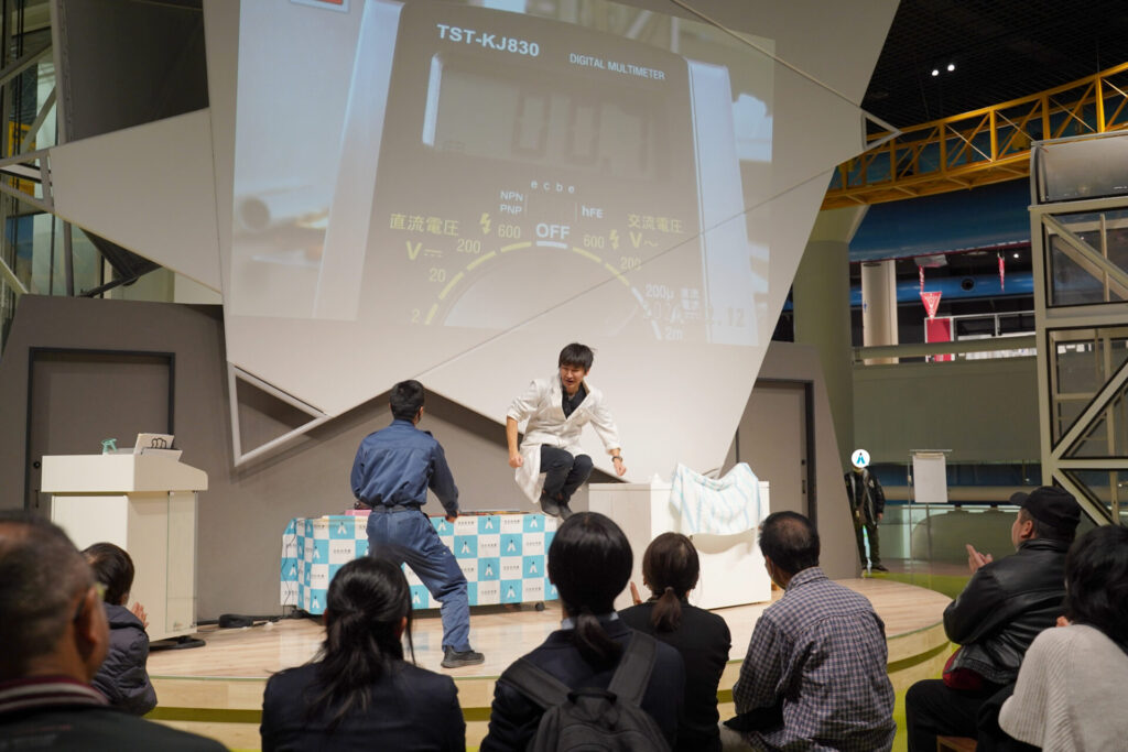 202512_夜の科学館_サイエンスショー