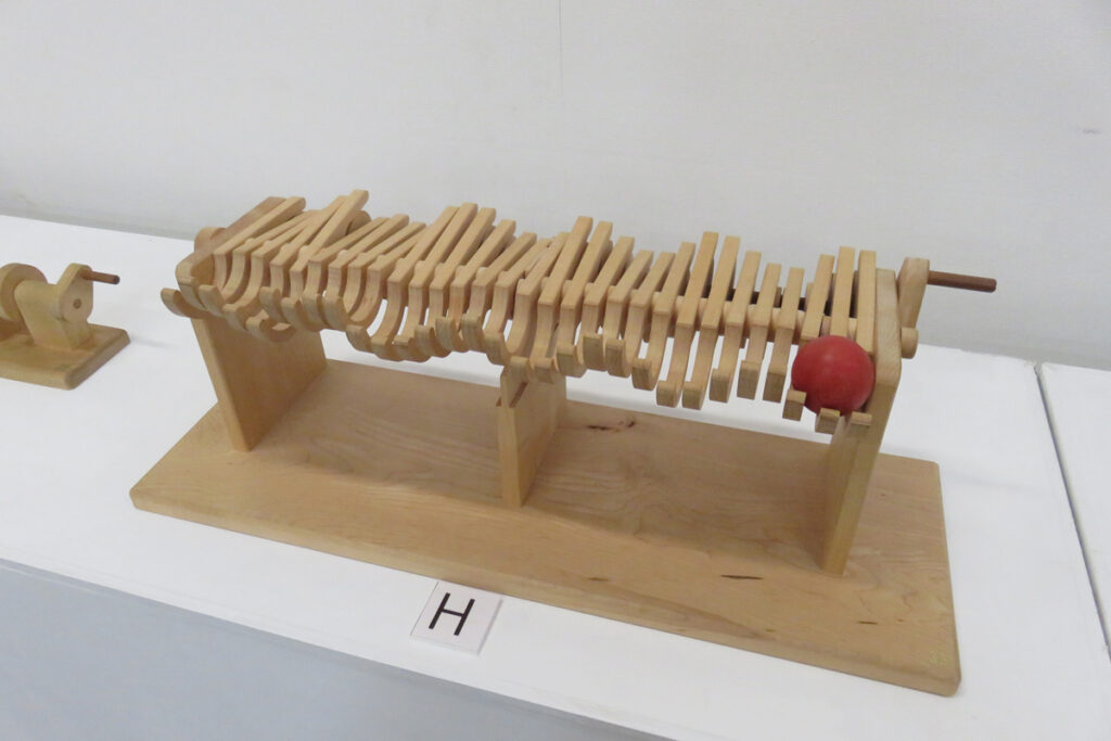 わらべ館（制作：若林孝典）「触察玩具・からくりの機素」